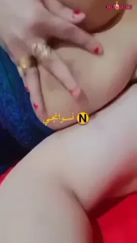 مزة بيضا ملبن تلعب في بزازها الكبار بكل هيجان سكس نودز مصري — لقطة 2