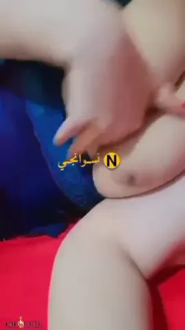 مزة بيضا ملبن تلعب في بزازها الكبار بكل هيجان سكس نودز مصري — لقطة 4