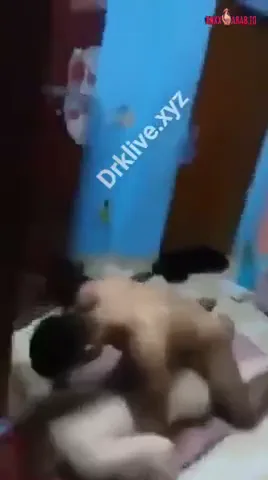 شاب زانق مزة هايجة يفشخها نيك وصاحبه يصور سكس مصري — لقطة 2