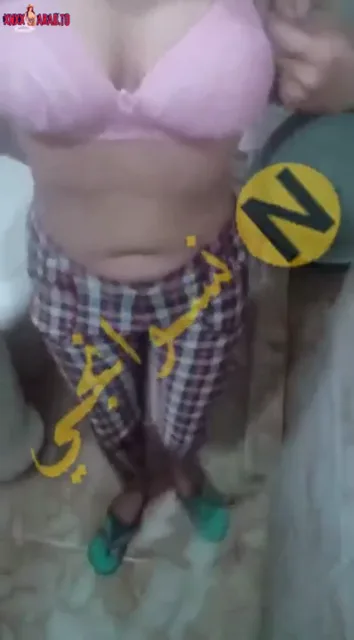 مزة بعود فرنساوي تقلع في الحمام وتفرج حبيبها سكس نودز مصري — لقطة 1