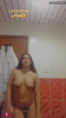 بنوتة زي القمر تقلع في الحمام وتقفش في بزازها سكس نودز مصري — لقطة 4