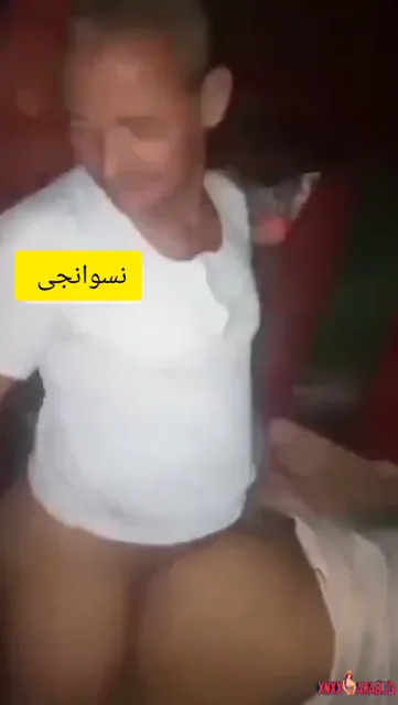 اتنين صحاب مع شرموطة في بيت دعارة يفشخوها نيك سكس مصري — لقطة 4