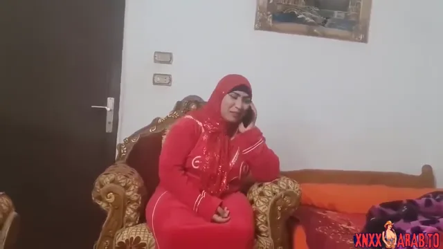 جوزها يمشي عالشغل وتجيب عشيقها الشقة سكس مصري — لقطة 1