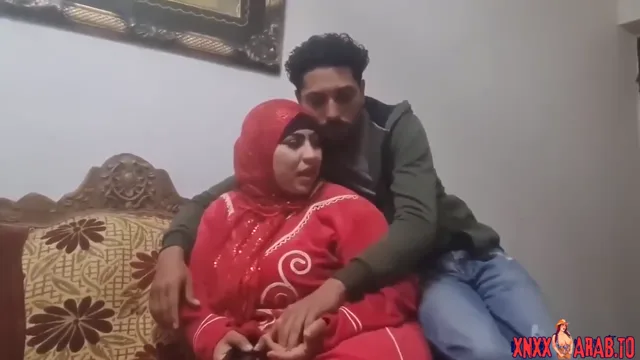 جوزها يمشي عالشغل وتجيب عشيقها الشقة سكس مصري — لقطة 2
