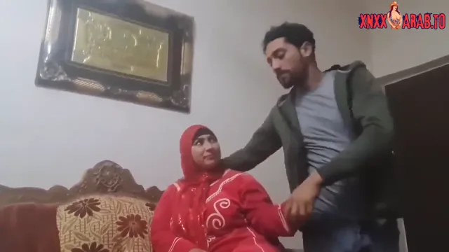 جوزها يمشي عالشغل وتجيب عشيقها الشقة سكس مصري — لقطة 3