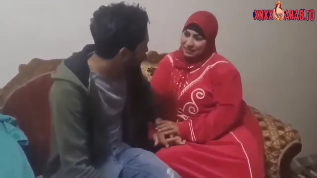 جوزها يمشي عالشغل وتجيب عشيقها الشقة سكس مصري — لقطة 4