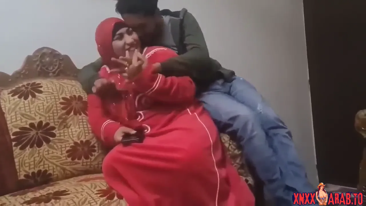 جوزها يمشي عالشغل وتجيب عشيقها الشقة سكس مصري