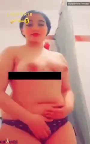 بنوتة كيرفي نار تصور وهي بتقلع وتستحما وتلعب في جسمها سكس نودز مصري — لقطة 2