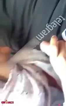تمص زب خطيبها في السيارة ويجيبهم بسرعة سكس مصري — لقطة 3