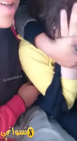 شلة شباب زانقين شرموطة في التوكتوك وعايزين ينيكوها سكس مصري — لقطة 2