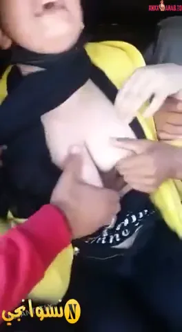 شلة شباب زانقين شرموطة في التوكتوك وعايزين ينيكوها سكس مصري — لقطة 4