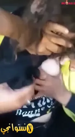 شلة شباب زانقين شرموطة في التوكتوك وعايزين ينيكوها سكس مصري — لقطة 5