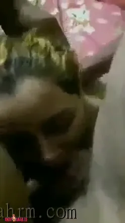 ديوث يصور مراته وهي بتمص زبه وزب صاحبه سكس مصري xnxx — لقطة 1