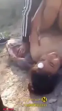 شابين بدو زانقين بنت في الصحرا وينيكوها سكس عربي — لقطة 1