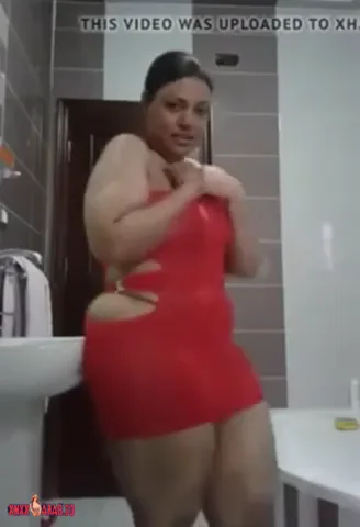 مزة مربربة دلوعة تعرض جسمها في الحمام سكس نودز مصري — لقطة 2