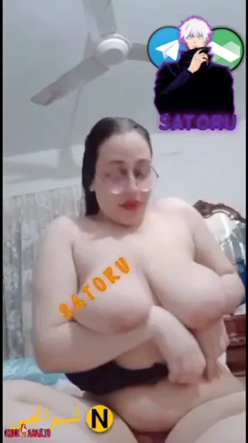اندر ايدج كيرفي بجسم نار وملبن تمص بزازها وتلعب فيهم سكس نودز مصري — لقطة 1