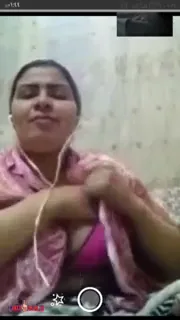 تطلع بزازها في مكالمة فيديو سكس نودز مصري — لقطة 1