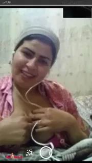 تطلع بزازها في مكالمة فيديو سكس نودز مصري — لقطة 2