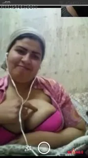 تطلع بزازها في مكالمة فيديو سكس نودز مصري — لقطة 3