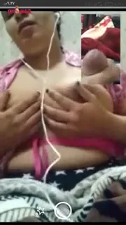 تطلع بزازها في مكالمة فيديو سكس نودز مصري — لقطة 10
