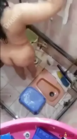 مزة عشرينية من العشوائيات تصور لحبيبها وهي بتستحما وتلعب في جسمها سكس نودز مصري — لقطة 1