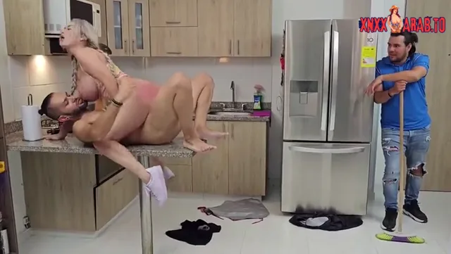 سكس مترجم الخادمة متفانية في العمل xnxx — لقطة 10