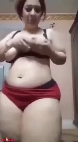 مطلقة هايجة عمالة ترقص وتقفش في بزازها سكس نودز مصري — لقطة 1