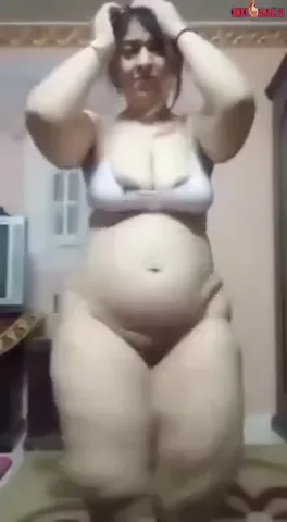 مطلقة هايجة عمالة ترقص وتقفش في بزازها سكس نودز مصري — لقطة 4
