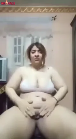 مطلقة هايجة عمالة ترقص وتقفش في بزازها سكس نودز مصري — لقطة 5