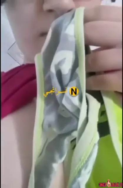 لبوة تقلع الكلوت وتلعب في كسها المبلول سكس نودز مصري — لقطة 3