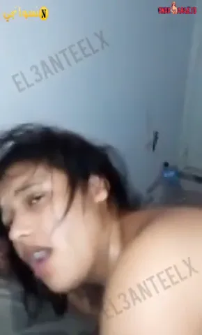 زانق صاحبته على السرير ويفشخها نيك في وضع دوجي نار سكس مصري — لقطة 4