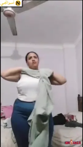 بنت كيرفي جسمها نار تقلع وتعرض بزازها وطيزها الكبيرة سكس نودز مصري — لقطة 1