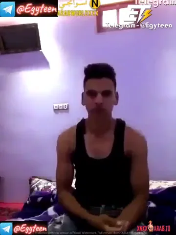زانق اخته وهما لوحدهم في البيت بوس وتقفيش وعايز ينيكها سكس مصري — لقطة 1