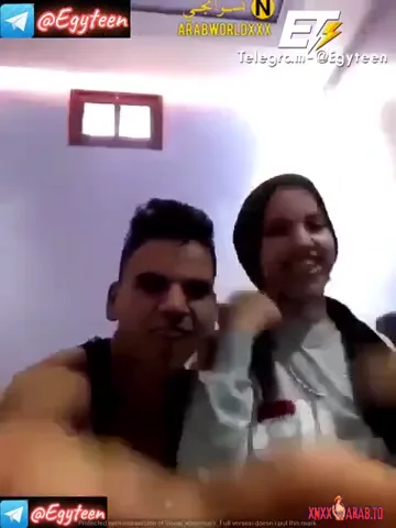 زانق اخته وهما لوحدهم في البيت بوس وتقفيش وعايز ينيكها سكس مصري — لقطة 2