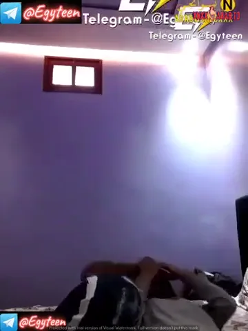 زانق اخته وهما لوحدهم في البيت بوس وتقفيش وعايز ينيكها سكس مصري — لقطة 4