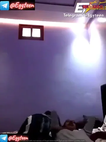 زانق اخته وهما لوحدهم في البيت بوس وتقفيش وعايز ينيكها سكس مصري — لقطة 5