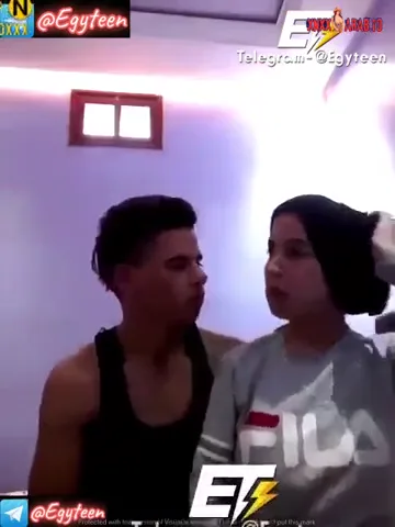 زانق اخته وهما لوحدهم في البيت بوس وتقفيش وعايز ينيكها سكس مصري — لقطة 7