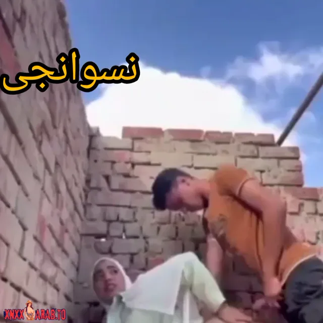 شاب فاجر واخد حبيبته وينيكها على السطح سكس مصري — لقطة 10