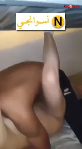 ثلاث شباب عاملين حفلة على بنت سكرانة ينيكوها وهي في عالم تاني سكس عربي xnxx — لقطة 5