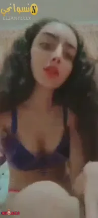 اندر ايدج تلعب في كسها الوردي وتفرج حبيبها سكس نودز مصري — لقطة 5