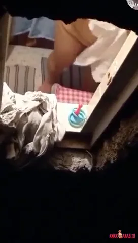 شاب مصري منحرف يتجسس على جارته وهي ملط في الحمام سكس نودز مصري — لقطة 3