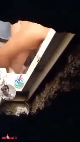 شاب مصري منحرف يتجسس على جارته وهي ملط في الحمام سكس نودز مصري — لقطة 4