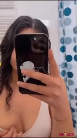 مزة جامدة تلعب في بزازها الملبن وتدلع حبيبها سكس نودز مصري — لقطة 5