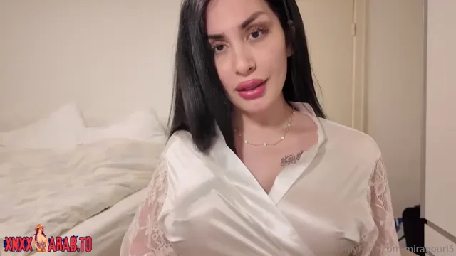 ممحونة عراقية تمص الزب الصناعي وتركبه — لقطة 3