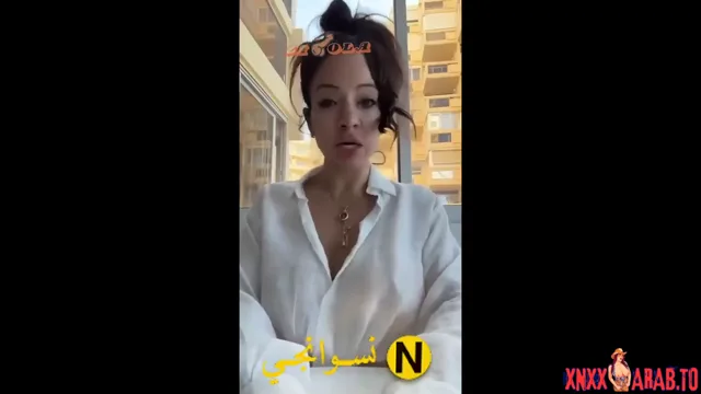 لبوة ممحونة تقلع القميص وتفرج زميلها في الشغل على بزازها وتقوله كلام وسخ سكس نودز مصري — لقطة 1