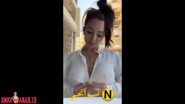 لبوة ممحونة تقلع القميص وتفرج زميلها في الشغل على بزازها وتقوله كلام وسخ سكس نودز مصري — لقطة 3