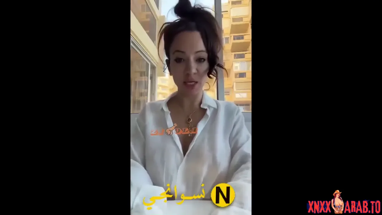 لبوة ممحونة تقلع القميص وتفرج زميلها في الشغل على بزازها وتقوله كلام وسخ سكس نودز مصري