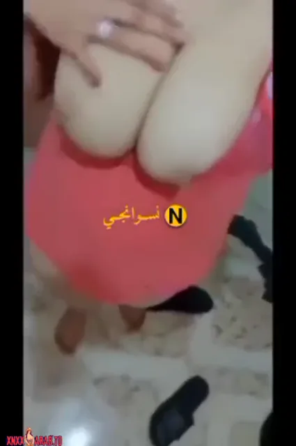 مزة مولعة تطلع بزازها من قميص النوم وتلعب فيهم سكس نودز مصري — لقطة 4