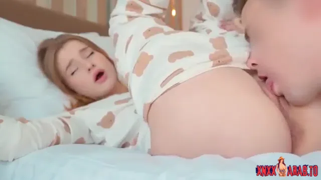 سكس مترجم - اختي الصغيرة كسها احلى من العسل - سكس اخوات xnxx sister — لقطة 4