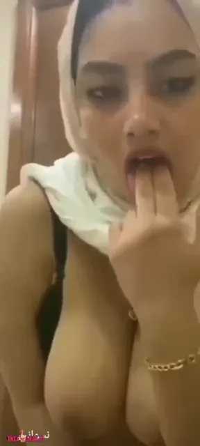 بنوتة محجبة تقلع وتلعب في بزازها وكسها سكس نودز مصري — لقطة 1